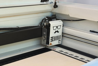 Warum Makerspaces an Schulen heute unverzichtbar sind – und wie ein Lasercutter Kreativität & Technik verbindet